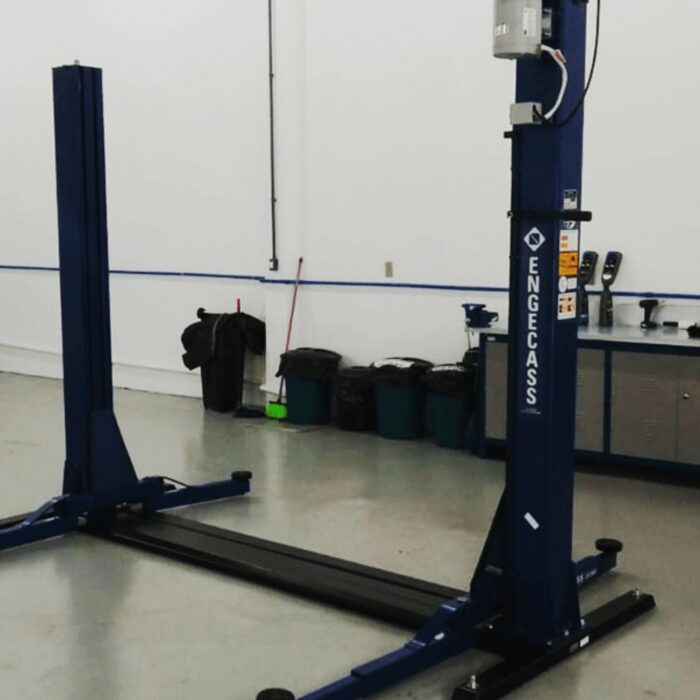 Elevador Automotivo ECO-2600 da Engecass com capacidade de 2600 kg. Ideal para oficinas e auto centers, oferece robustez, segurança e versatilidade com opcionais de lubrificação e rampa para troca de óleo.